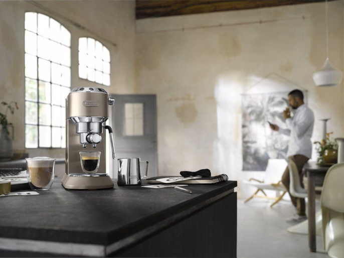 Кофеварка рожковая Delonghi Dedica Arte EC885.BG 1300Вт бежевый