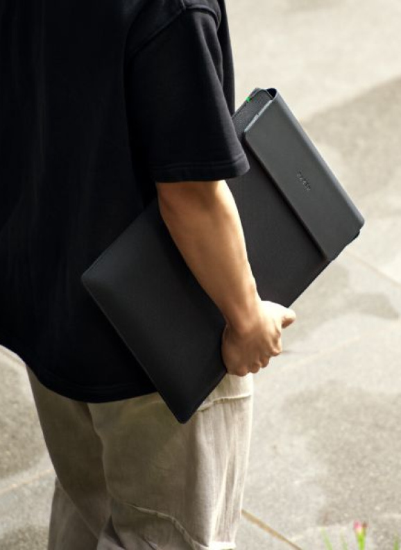 Razer выпустила чехол для ноутбука со встроенной беспроводной зарядкой