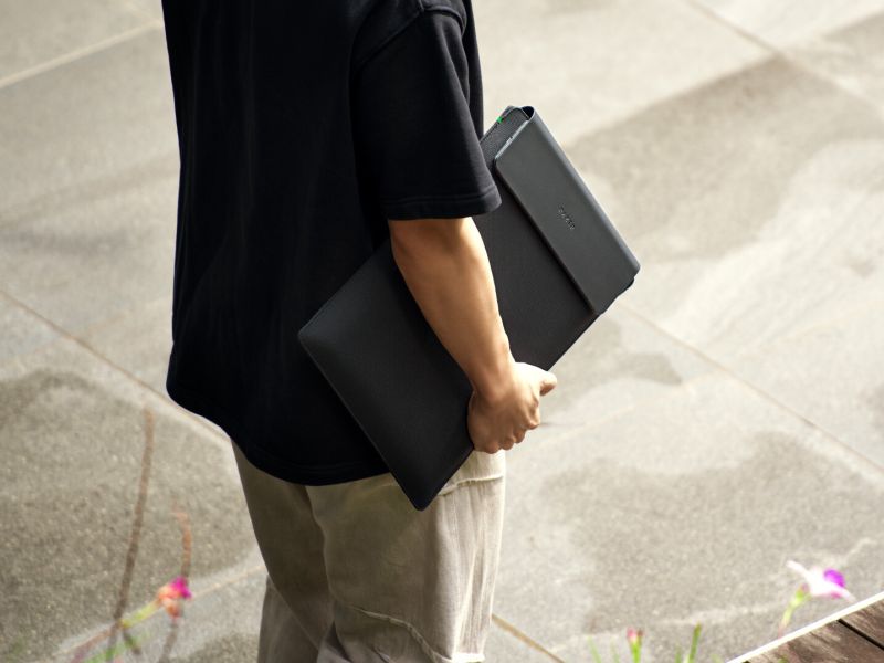 Razer выпустила чехол для ноутбука со встроенной беспроводной зарядкой