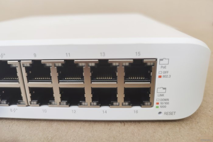 Управляемый коммутатор 2-го уровня Ubiquiti UniFi Switch Lite 16 POE управляемый 2-го уровня, настольный, матрица 16 Гбит/с, 16xGbit, PoE, бюджет 45 Вт (USW-LITE-16-POE)