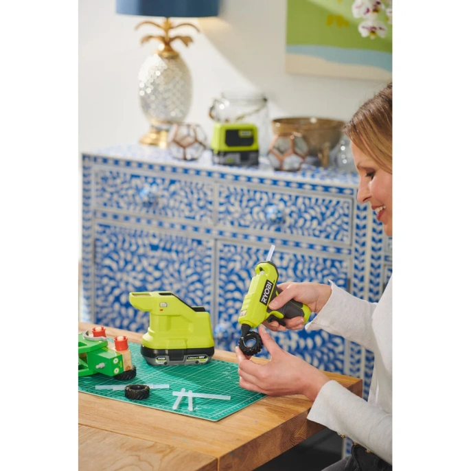 Клеевой пистолет Ryobi ONE+ 18В RGLM18-0 5133005001