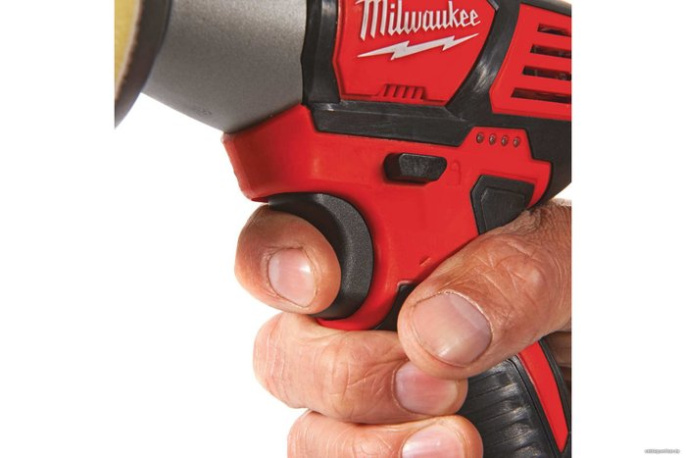 Полировальная машина Milwaukee M12 BPS-421X 4933447799 питание: аккумулятор, 12 В, частота вращения на холостом ходу: от 2800 до 8300 об/мин, диаметр диска: 76 мм, фиксация