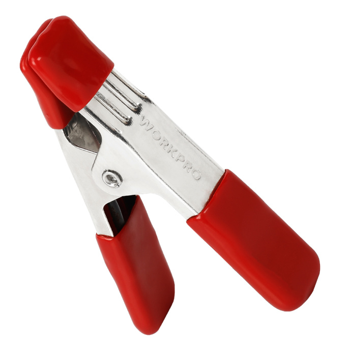 Зажим WorkPro WP232006 25мм стальной пружинный, наконечники и ручки с покрытием из ПВХ, не оставляющим следов, защищают деликатную отделку и обеспечивают нескользящую фиксацию, оцинкованная сталь не подвержена коррозии, прочная пружина из намотанной стал