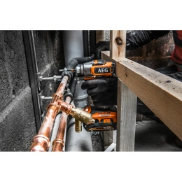 Бесщеточный аккумуляторный импульсный винтоверт BSS18SBL-0 AEG 4935472278