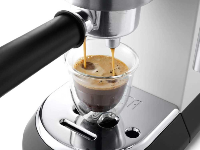 Кофеварка рожковая Delonghi EC685.W 1350Вт белый