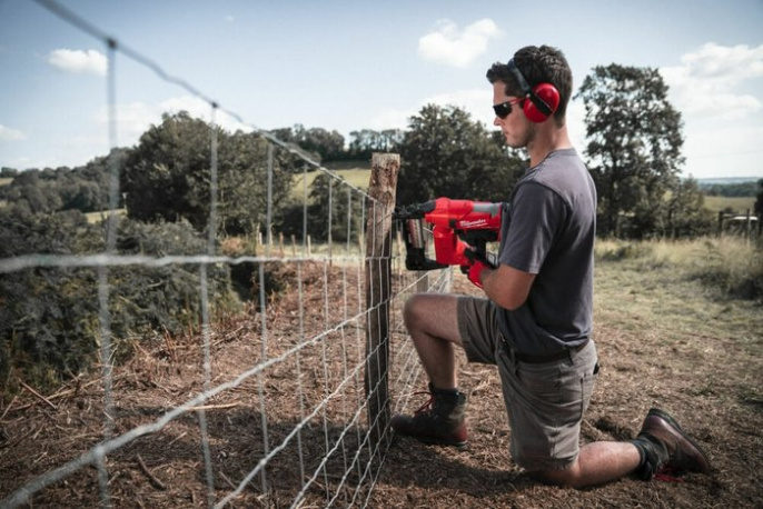 Степлер Milwaukee M18 FFUS-302C (4933479832) (тип питания: аккумулятор, 18В, Li-ion, длина скобы 38-51 мм, ширина скобы: 10.3 мм, кейс, ЗУ)