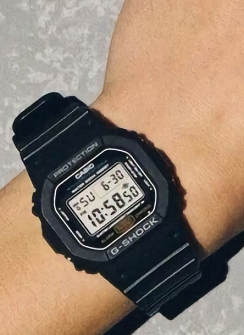 Casio перевыпустила культовые часы DW-5600, которые можно носить на пальце