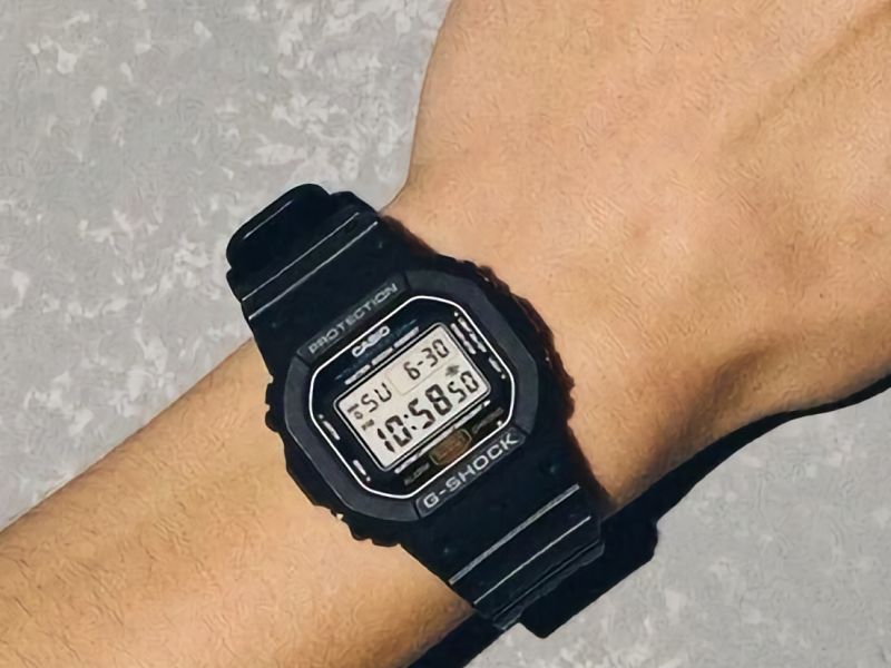 Casio перевыпустила культовые часы DW-5600, которые можно носить на пальце