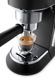 Кофеварка рожковая Delonghi EC685.BK 1350Вт черный 0132106140