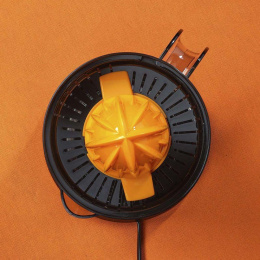 Соковыжималка Scarlett SC-JE50C09,  цитрусовая,  черный и оранжевый