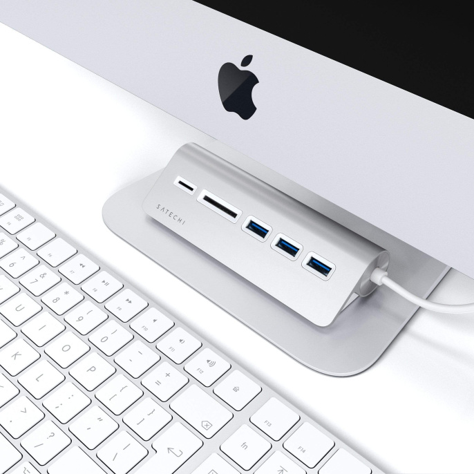 USB-концентратор Satechi Type-C USB Hub & Micro/SD Card Reader. Интерфейс USB-C. 3 порта USB 3.0 , слоты для карты памяти. Цвет серебряный. (ST-TCHCRS)