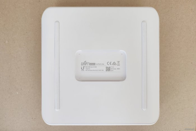 Управляемый коммутатор 2-го уровня Ubiquiti UniFi Switch Lite 16 POE управляемый 2-го уровня, настольный, матрица 16 Гбит/с, 16xGbit, PoE, бюджет 45 Вт (USW-LITE-16-POE)