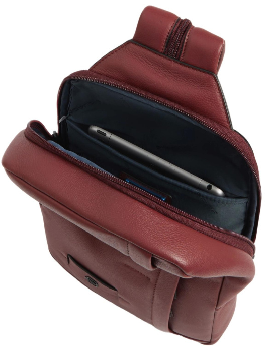 Рюкзак слинг Piquadro Russel CA6764W137/CU красное дерево кожа