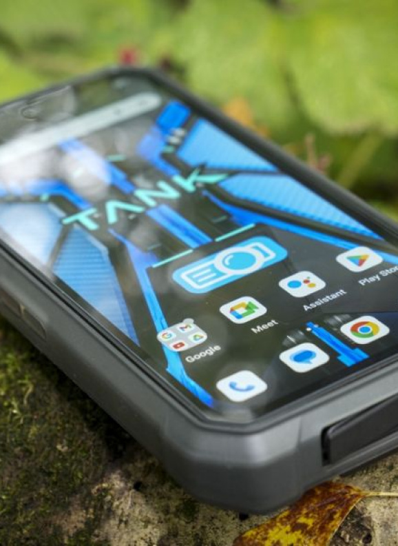 Проектор, кинокамера и три ОС: самые необычные смартфоны начала 2026 года