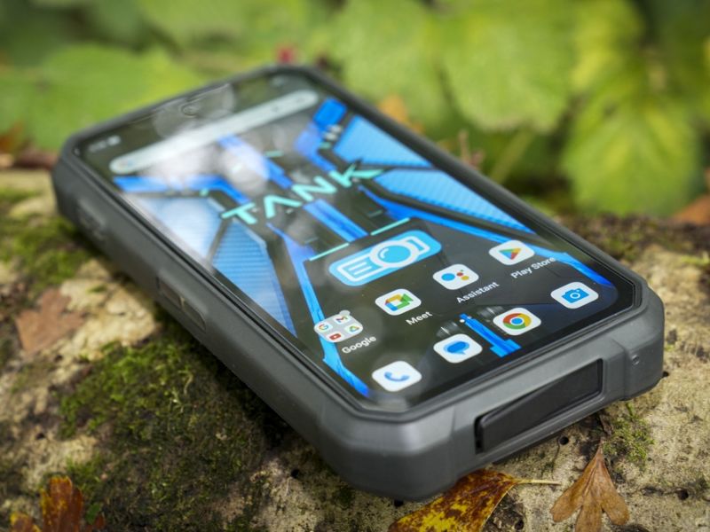 Проектор, кинокамера и три ОС: самые необычные смартфоны начала 2026 года