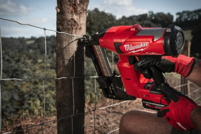 Степлер Milwaukee M18 FFUS-302C (4933479832) (тип питания: аккумулятор, 18В, Li-ion, длина скобы 38-51 мм, ширина скобы: 10.3 мм, кейс, ЗУ)