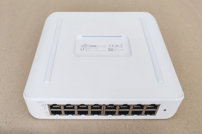 Управляемый коммутатор 2-го уровня Ubiquiti UniFi Switch Lite 16 POE управляемый 2-го уровня, настольный, матрица 16 Гбит/с, 16xGbit, PoE, бюджет 45 Вт (USW-LITE-16-POE)