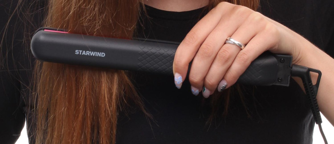 Выпрямитель для волос StarWind SHE5500,  черный и розовый