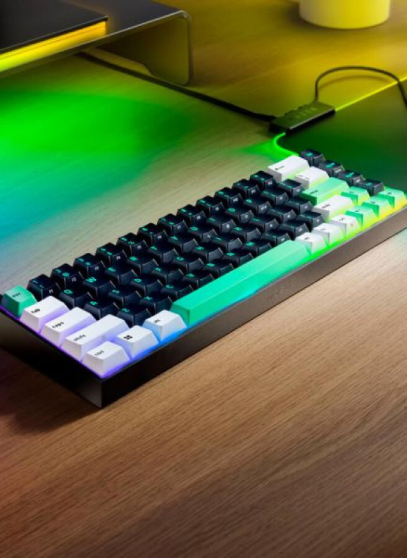 Razer Reclusa X Mini 65% — компактная клавиатура с hot-swap