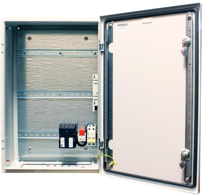 Уличная станция термошкаф OSNOVO OS-46T1 Уличная станция с термостабилизацией и оптическим кроссом. В основе металлический шкаф с классом защиты IP66. Доступное место под установку оборудования на встроенные DIN-рейки: верхняя