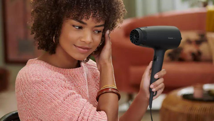 Фен Philips, мощность 1600 Вт, 3 скорости, холодный вохдух, 2 насадки, диффузор, цвет черный