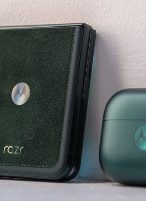 Motorola выпустила спецверсии Razr 2025 и Buds Loop, украшенные стразами Swarovski