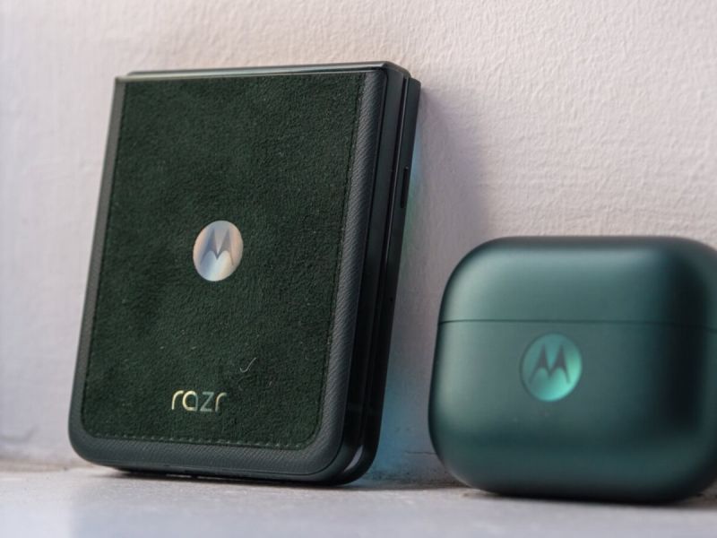 Motorola выпустила спецверсии Razr 2025 и Buds Loop, украшенные стразами Swarovski