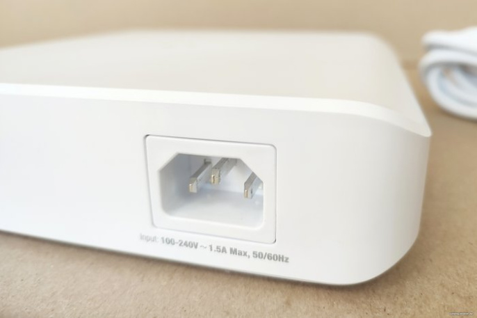 Управляемый коммутатор 2-го уровня Ubiquiti UniFi Switch Lite 16 POE управляемый 2-го уровня, настольный, матрица 16 Гбит/с, 16xGbit, PoE, бюджет 45 Вт (USW-LITE-16-POE)