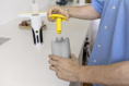 Мойщик окон Karcher WV 2 Universal Care шир.скреб.:280мм пит.:от аккум. белый/желтый 1.633-671.0
