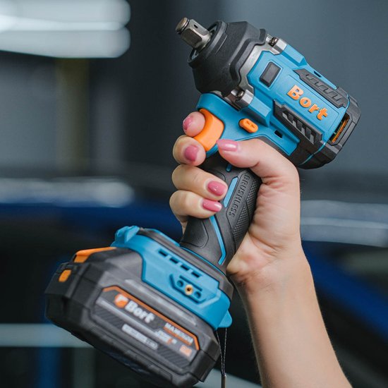 Гайковерт аккумуляторный BORT BSR-21U (2x4Ач+ЗУ) 93418477