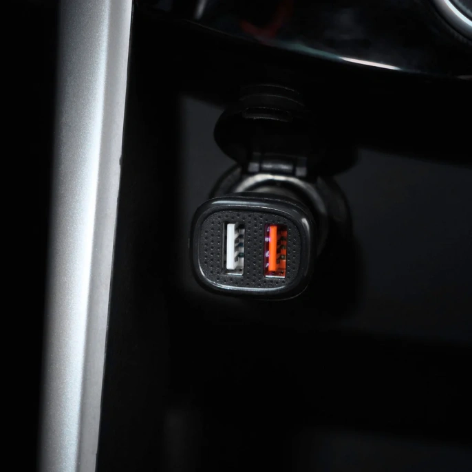 Автомобильный адаптер AIRLINE 2хUSB, QC 3.0 + 2.1 А, 12/24 В AEAK015