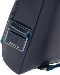 Рюкзак слинг мужской Piquadro Blue Square CA6898B2/BLU2 темно-синий натур.кожа