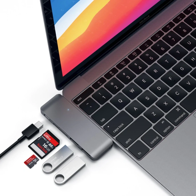 USB-хаб Satechi Type-C USB 3.0 Passthrough Hub для Macbook 12". Порты: 1x USB-C, 2 x USB 3.0, SD, microSD. Цвет серый космос. (ST-TCUPM)