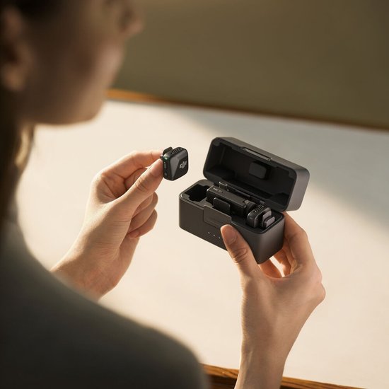 Радиосистема DJI Mic Mini (2TX + 1RX + Charging Case) DM3005 электретный (малый конденсатор), петличный/портативный, для интервью и репортажей/для смартфонов, круговая направленность, 20-20000 Гц, разъем USB Type-C/3.5 мм, радиус 400м, до 10.5 ч