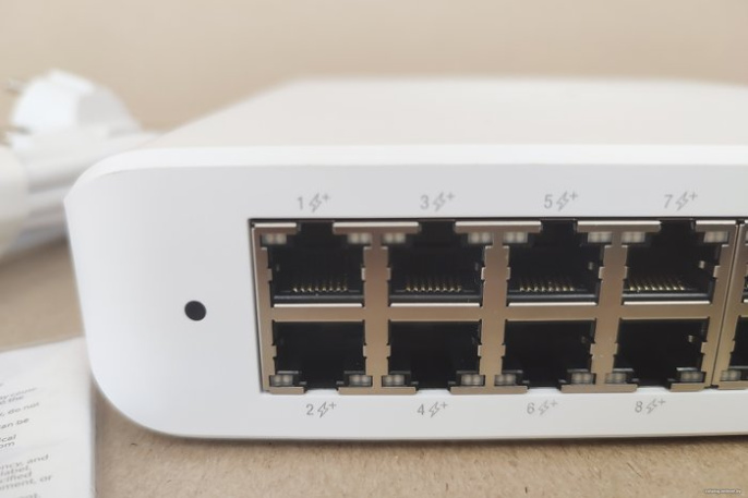 Управляемый коммутатор 2-го уровня Ubiquiti UniFi Switch Lite 16 POE управляемый 2-го уровня, настольный, матрица 16 Гбит/с, 16xGbit, PoE, бюджет 45 Вт (USW-LITE-16-POE)