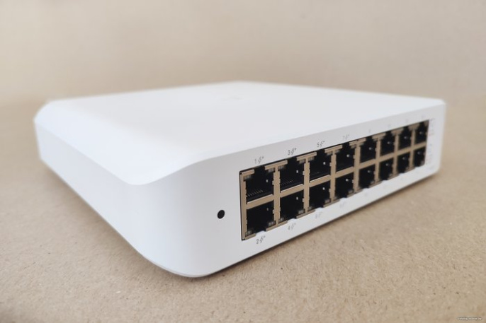 Управляемый коммутатор 2-го уровня Ubiquiti UniFi Switch Lite 16 POE управляемый 2-го уровня, настольный, матрица 16 Гбит/с, 16xGbit, PoE, бюджет 45 Вт (USW-LITE-16-POE)