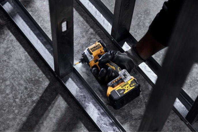 Винтоверт DeWalt DCF850NT-XJ бесщеточный двигатель, наличие удара, тип патрона: шестигранный HEX , 1/4, источник питания: аккумулятор, Li-Ion, 18В, выходная мощность: 380Вт, регулировка оборотов, 3200об/мин, крутящий момент
