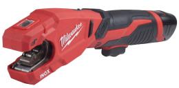 Промо-набор Milwaukee M12PCSSMC-202C 4933499464 включает: труборез M12 PCSS-202C, 2 аккумулятора M12 B2, зарядное устройство С12С, пуховый жилет Milwaukee