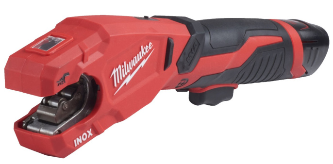 Промо-набор Milwaukee M12PCSSMC-202C 4933499464 включает: труборез M12 PCSS-202C, 2 аккумулятора M12 B2, зарядное устройство С12С, пуховый жилет Milwaukee