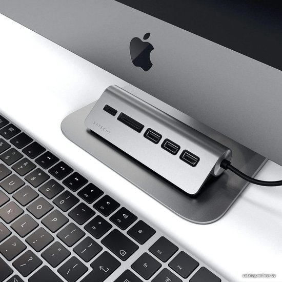 USB-концентратор Satechi Type-C USB Hub & Micro/SD Card Reader. Интерфейс USB-C. 3 порта USB 3.0 , слоты для карты памяти. Цвет серый космос. (ST-TCHCRM)