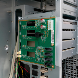 Серверный корпус 4-trays Workstation Chassis 2 x 5.25" drive bays 4 x 3.5" swappable HDD trays; 4-port 6 Gbps SAS/ SATA to SATA HDD; no PSU onboard AC-PS7500 optional CS-W43-12C