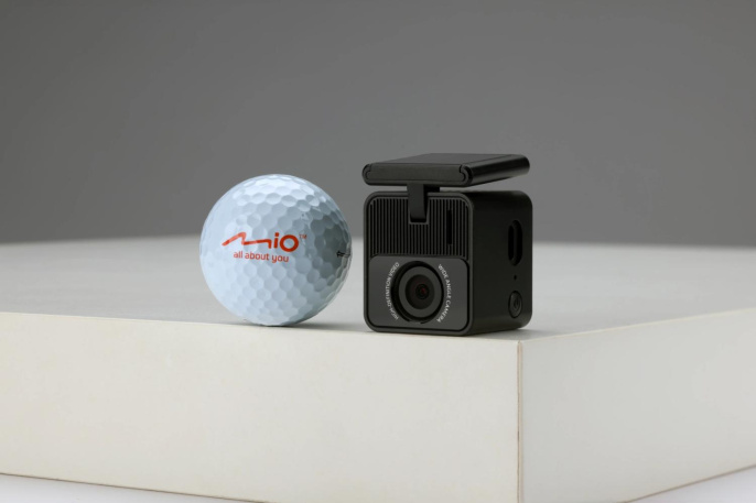 Видеорегистратор Mio MiVue J20 черный 4Mpix 1080x1920 1080p 150гр. SSC3337DE