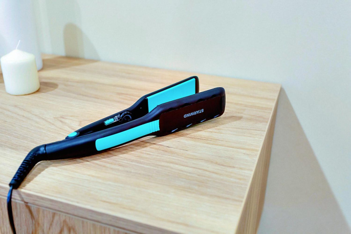 Выпрямитель для волос StarWind SHE1101,  черный