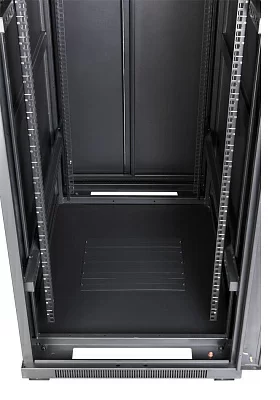 Шкаф коммутационный Lanmaster (TWT-CBB-18U-6X8-G1) 18U 600x800мм пер.дв.стекл металл 2 бок.пан. 800кг черный