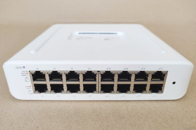 Управляемый коммутатор 2-го уровня Ubiquiti UniFi Switch Lite 16 POE управляемый 2-го уровня, настольный, матрица 16 Гбит/с, 16xGbit, PoE, бюджет 45 Вт (USW-LITE-16-POE)